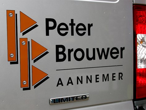 Achterkant autobelettering Peter Brouwer